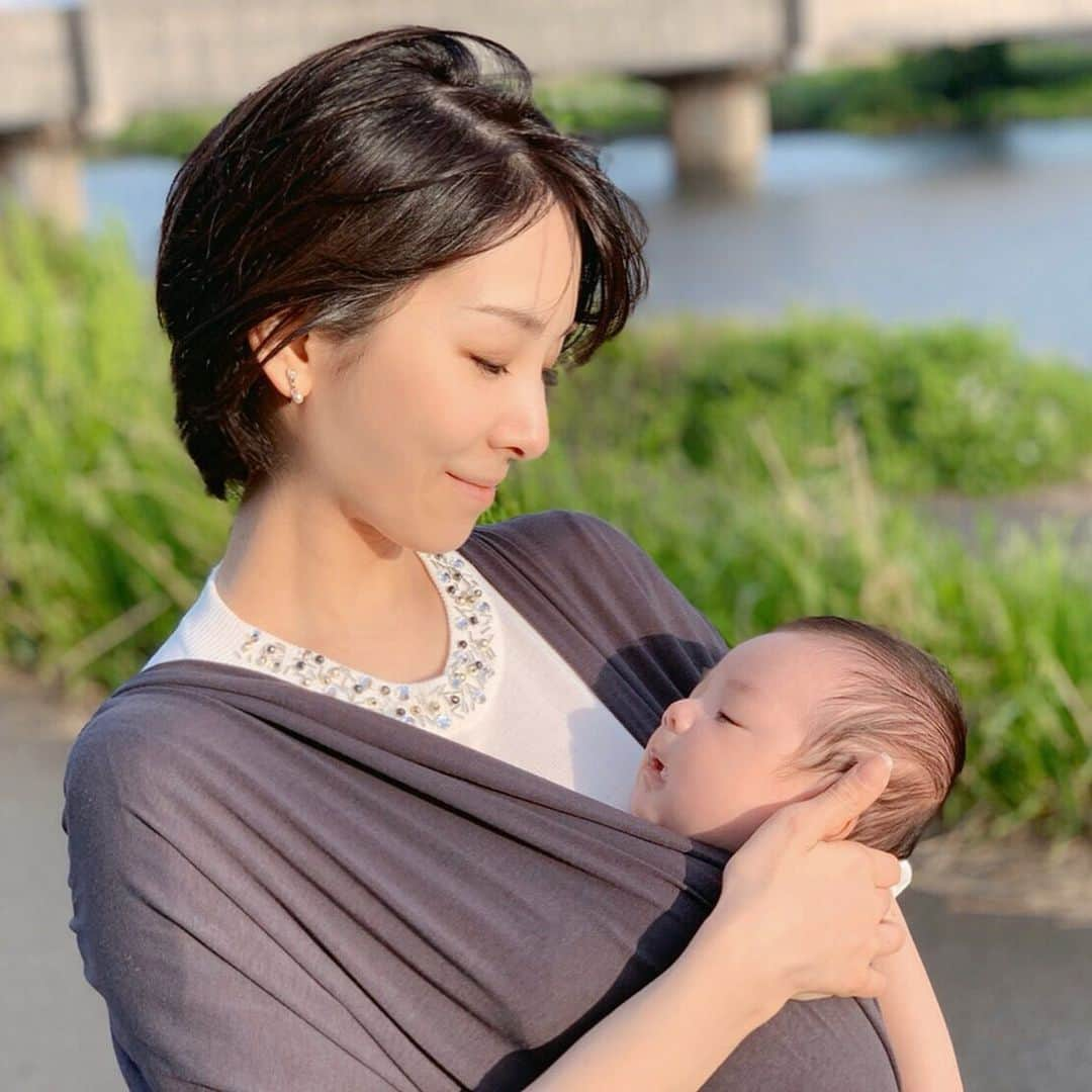 永峰絵里加さんのインスタグラム写真 - (永峰絵里加Instagram)「We got used to wearing this baby carrier ♡  練習のため毎日一回は着けるようにしているポグネーのベビーラップ^_^  息子も慣れてくれたようで入れても泣かなくなりました◎  ササっと着用出来るからゴミ捨てや散歩、家事の間にグズった時もとても便利です。  それに腰ベルトがあるので見た目より安定するから安心。  落ち着くのか歩いてるとやっぱりすぐ寝ちゃうけど笑 ・  #babycarrier #babywrap #pognae #baby #ポグネー #抱っこひも #ベビーラップ #お散歩日和」5月12日 14時29分 - erikalmaz