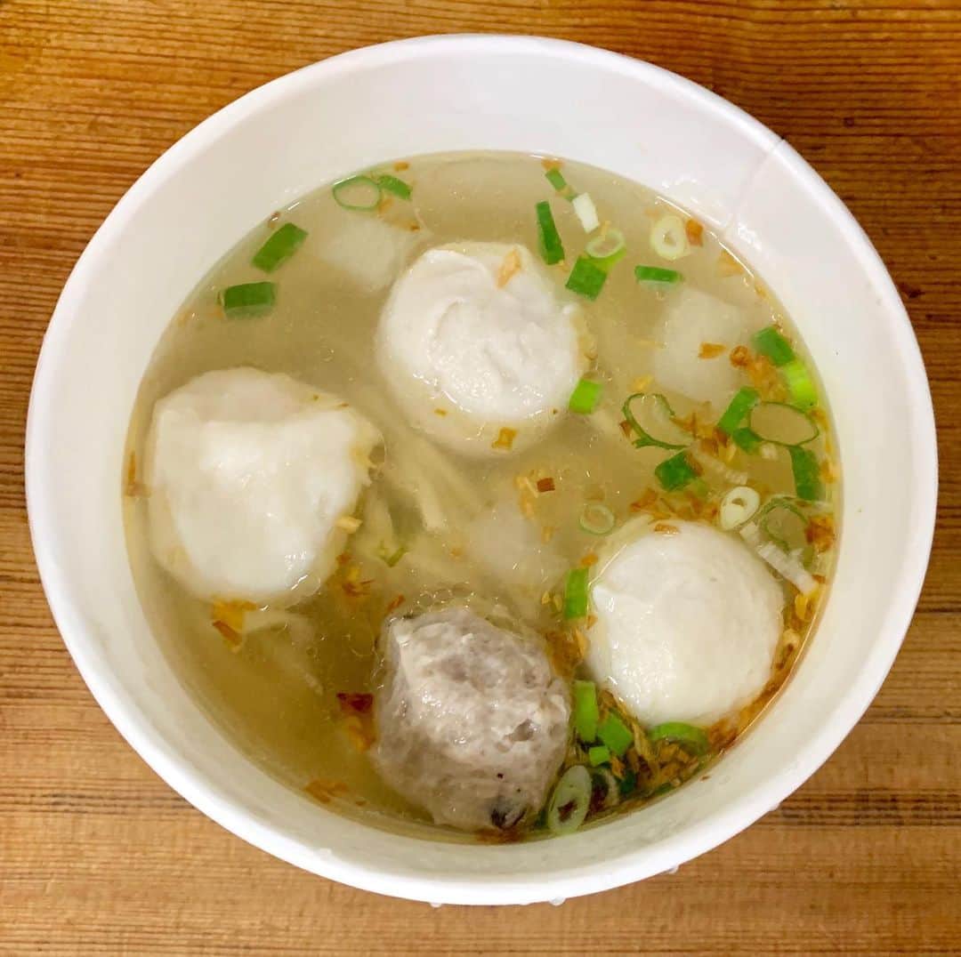 のインスタグラム：「九份で食べたかった名物の魚のつみれスープ‼️麺あり、なし、選べるけどもちもち平打ち麺が美味しいから麺入りがおすすめ🍜 ㅤㅤㅤㅤㅤㅤㅤㅤㅤㅤㅤㅤㅤ あと、九份はすごーく混んでるから19時以降に行くのがおススメって気づいたんだけど19時以降ってここの飲食店ほとんどやってない。。でもこのお店は比較的遅くまでやってたよ〜😳 #九份傳統魚丸 #九份 #台湾 #ラーメン #らーめん #拉麺 #라면#ramen#noodle  #つけ麺 #まぜそば #汁なし #麺 #麺活 #ラーメン巡り #ラーメンインスタグラマー #麺スタグラム #rameninstagramer  #travel #foodie」