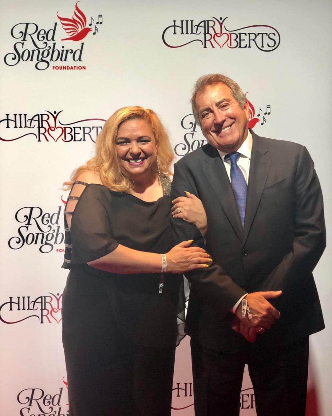 ケニー・オルテガさんのインスタグラム写真 - (ケニー・オルテガInstagram)「I had the privilege and honor of introducing my dear friend the incomparable Choreographer/Director Liz Imperio at tonight’s #redsongbirdfoundation Gala at the Beverly Hilton. Liz directed the powerful music video for Hilary Roberts tribute song Fight to the Other Side that made its premiere tonight. Hillary’s Foundation, The Red Songbird was officially launched this evening during a moving and entertaining Gala. Happy Birthday Hilary🎈Congratulations 👏🏼」5月12日 14時29分 - kennyortegablog