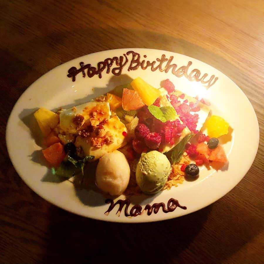 安座間美優さんのインスタグラム写真 - (安座間美優Instagram)「昨日はママのお誕生日🎂 いつも「何が食べたい？」と聞くと、「お肉❤️」と必ず答えるので、お肉が美味しいお店に行くのがお誕生日の定番。(あれ？誰かさんそっくり🤔) 昨日もお肉を食べに行ってお祝いしました🥂 おめでとう！  そして今日は母の日🌹 いつもありがとう！  #母の誕生日#母の日#感謝#birthday#mothersbirthday#mothersday#肉好き親子#肉あざま」5月12日 14時50分 - mew_azama