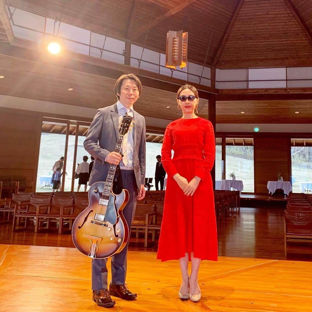 RIKAPEPEのインスタグラム：「結婚披露宴でゲストライブをさせていただきました。大自然の中にある見事な建築物で、音の響きが素晴らしく、演奏しながらウットリしちゃいました。サポートいただいた、ギタリストの中根一城さん、ピアニストの鈴木史門さん、太郎さん、ありがとうございました。  御用命頂きました新郎新婦さんに感謝です。 おめでとうございます 、末永く幸せに🌹」