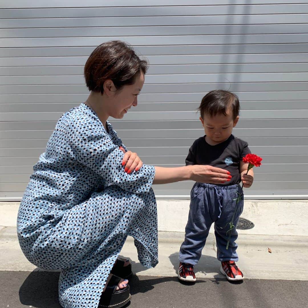 Yukari Imaiさんのインスタグラム写真 - (Yukari ImaiInstagram)「毎日成長しているユイト君✨ 今年はお花屋さんでカーネーションを選んでくれました♥️ ユイトの母親になれた事が人生で一番の幸せです♥️ HAPPY MOTHER'S DAY！！ . . #yuitonitta #mothersday」5月12日 14時53分 - yukari_magnese