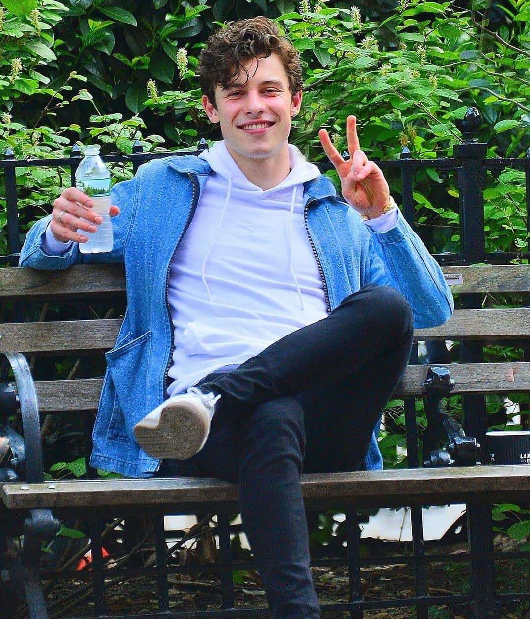 Just Jaredさんのインスタグラム写真 - (Just JaredInstagram)「@shawnmendes smiles for the cameras during his afternoon outing! #ShawnMendes Photo: Backgrid」5月12日 15時05分 - justjared