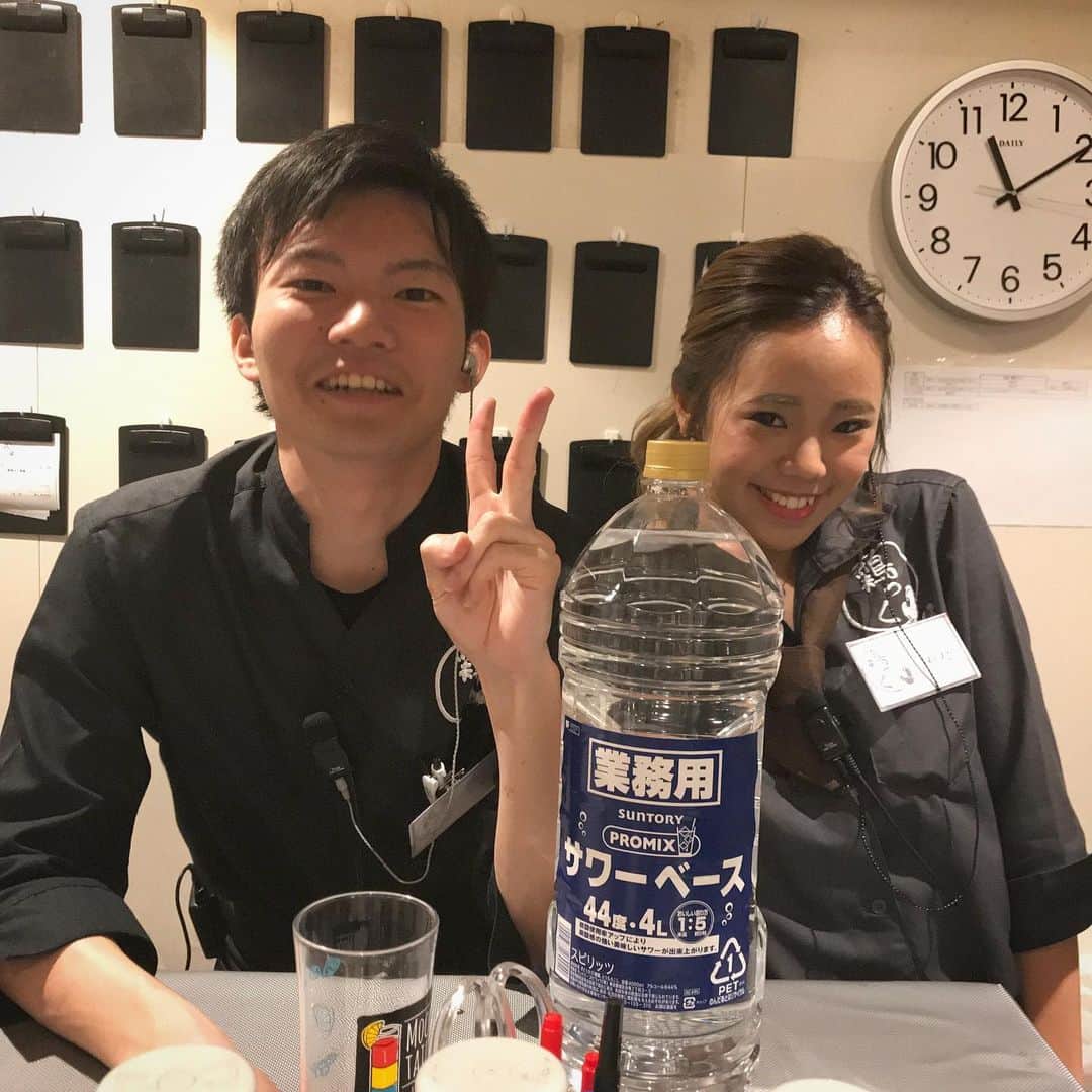 のインスタグラム：「今日も楽しく営業準備中、鶏っく梅北店です🎶 昨日の仲良し2人組 写真用のおすましと気を抜いた瞬間をパシャリ📸 #梅田個室 #梅田グルメ #梅田ディナー #梅田ごはん #乾杯 #大阪グルメ #梅田飲み #神泡 #instafood #instagood #instalike #likeforlikes #l4l #l4like #いいね返し #いいね返しは絶対 #fff #ffl #パネチキン #チーズ」
