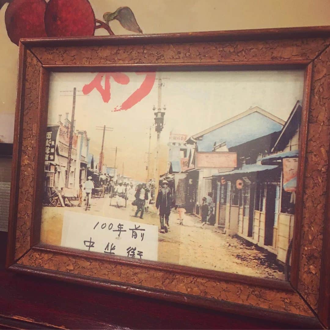 土岐麻子さんのインスタグラム写真 - (土岐麻子Instagram)「昨日はUNICORN 100周年ツアー“百が如く”を観に神奈川県民ホールへ。ステージのあちこちで起こる、絹目ほどのとっても細かいこだわり（芸）が最高だった… そして帰りに寄った中華料理店のテーブルには100年前の中華街の写真が！ 100年前ってこんな感じだったんだ。まあ、UNICORN、そういう100周年じゃないけども…  夜の中華街ってどうしてあんなに楽しい気持ちになるんだろう。台湾公演以来ずっと食べたかったあのフルーツ飴もあった。」5月12日 15時04分 - tokiasako