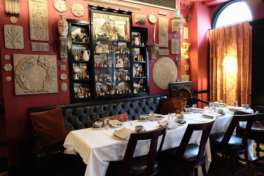 KUNIKAのインスタグラム：「Afternoon tea in Seymour's Parlour ☕️﻿ ﻿ 🥀﻿ ﻿ #kunikalondonparistour」
