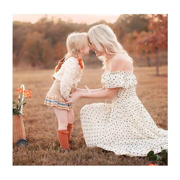 コレジアンのインスタグラム：「We wish a very HAPPY MOTHER’S DAY to all the wonderful Moms around the world! Let’s celebrate their strength and show them our gratitude! 💗💐 Dear Mothers, may all the love you give come back to you hundredfold on this special day! 🥰 . Buona Festa a tutte le mamme! Alles Liebe zum Muttertag! Fijne Moederdag! 母の日おめでとう . Picture by @jennifercoburn 😘 . . . #collegien #collegiensocks #collegien_officiel # деньматери #母の日#madeinfrance #extrasoft #bestsocksever  #kniestrümpfe #靴下 #носки  #instamum #lacetrimkneehigh #mishaandpuff #festadellamamma #diadelasmadres  #muttertag」