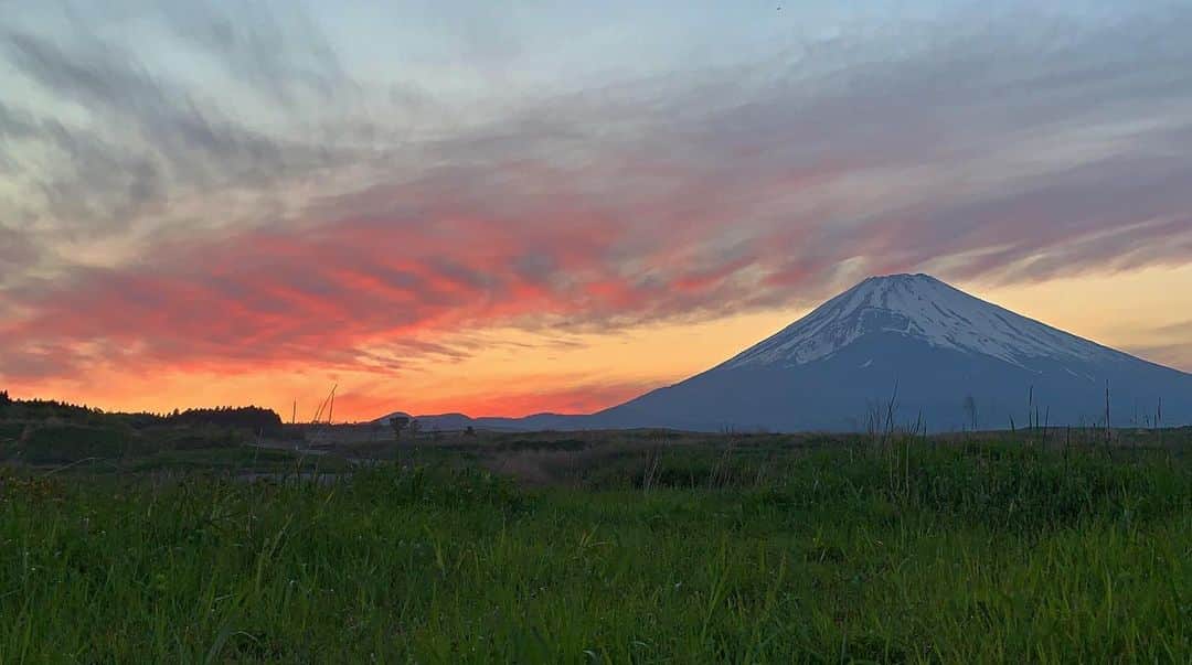 phantastic420のインスタグラム：「. 🤩🤩“Shizuoka” prefecture in Japan is a place where you can see the most “phantastic” Mt. Fuji🗻 in the world.🤩 #富士山 #mtfuji #japan #shizuoka #fujinomiya  #phantastic420photography #mostphantasticmtfuji #selamatpagi  #goodmorning  #おはようございます 😇😇😇😇😇😇😇🗻😇😇 素敵な夕暮れでした😍#iphone 素敵😋 Thanks @next_fuji #nextfuji  @jalan_net #jalan_daidai  @visit.tokai @shizuoka_kankou #静岡dc #裾野市  #photois #50000人の写真展 #日本の風景 #東京 @fujifilm_photois」