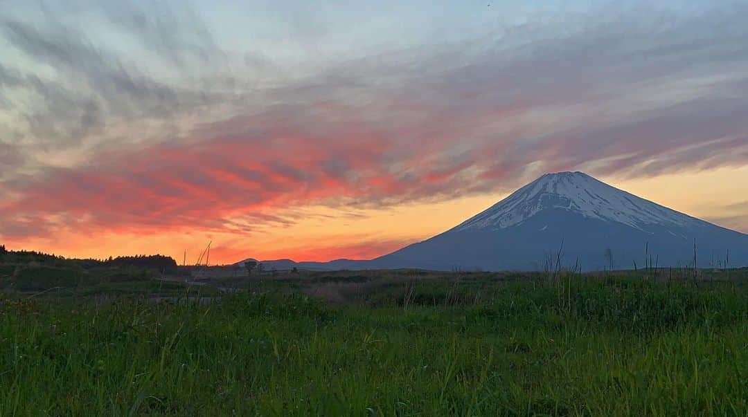 phantastic420さんのインスタグラム写真 - (phantastic420Instagram)「. 🤩🤩“Shizuoka” prefecture in Japan is a place where you can see the most “phantastic” Mt. Fuji🗻 in the world.🤩 #富士山 #mtfuji #japan #shizuoka #fujinomiya  #phantastic420photography #mostphantasticmtfuji #selamatpagi  #goodmorning  #おはようございます 😇😇😇😇😇😇😇🗻😇😇 素敵な夕暮れでした😍#iphone 素敵😋 Thanks @next_fuji #nextfuji  @jalan_net #jalan_daidai  @visit.tokai @shizuoka_kankou #静岡dc #裾野市  #photois #50000人の写真展 #日本の風景 #東京 @fujifilm_photois」5月12日 15時31分 - phantastic420