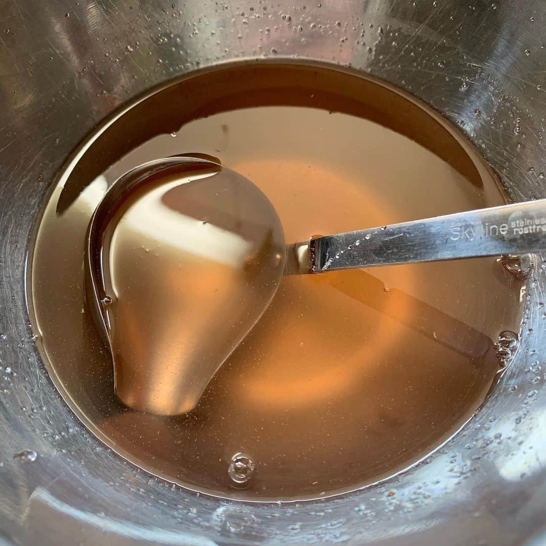 野間美由紀のインスタグラム：「炭酸水で割って味見。めっちゃ旨い。お湯割りでもいいかも。息子が風邪気味なので、喉にも良いかも。レモンの絞り汁も入ってるし。」