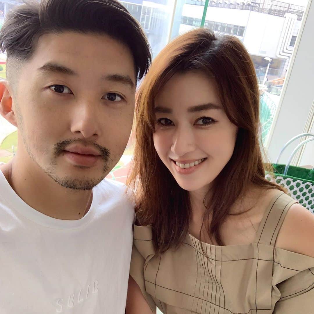 柴田翔平のインスタグラム：「今日は兄のレースを家族で応援にきたよー！！ 12日に行くねーって言ってあったから頑張ってくれたのか強かった👏🏽笑 そして6/1に前回も好評だった仁香のツヤ肌メイクに僕のツヤ肌photoのイベント #nicaandshoheyphotosession を @maison_marche で開催しますー！！ やっと告知が出来る😂笑 今回も仁香が皆様に秘伝のツヤ肌メイクを伝授してそれを僕が撮影するよ😊 予約方法は仁香が僕のプロフィールにあるURLから行けるので是非、参加してねー✌️✌️ #2人でイベントやるよ #詳細はプロフィールのURLから見てね #nicashoheylife #maisonmarche #photoイベント #メイクイベント #夫婦 #仁香 #柴田翔平」