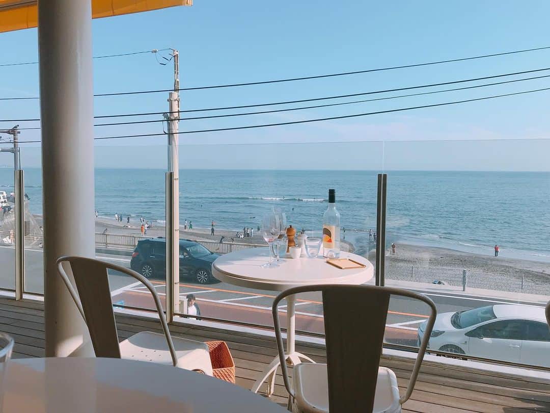 伊藤京子さんのインスタグラム写真 - (伊藤京子Instagram)「. 昨日は初夏の陽気☀︎だったので海へ！ どこに行っても食いしん坊です♡ . #暑いくらいだったので海にも人がたくさん #夏がやってくるー #美味しいものは幸せになれます♡」5月12日 15時38分 - kyoko_ito1128