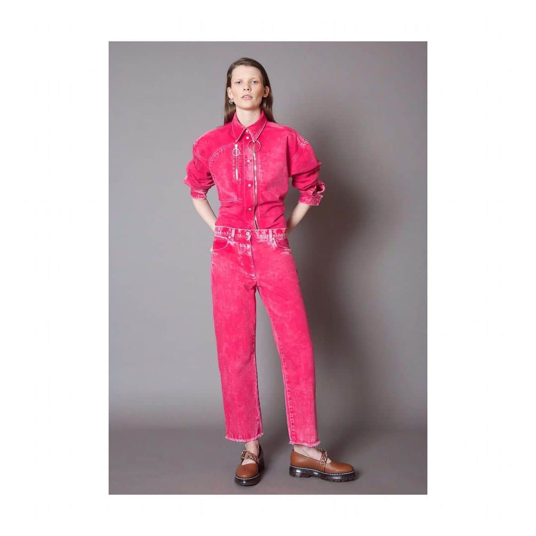 セドリック シャルリエさんのインスタグラム写真 - (セドリック シャルリエInstagram)「Stone washed pink jeans and zipped pink shirt of our new resort AW19-20 collection #cedriccharlier #cedriccharlierofficial #resort19 #womenswear #2019trends #pinktrend #pinkjeans」5月12日 15時43分 - cedriccharlierofficial