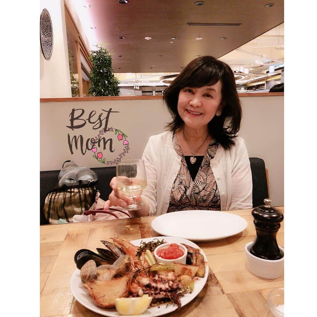 脊山麻理子さんのインスタグラム写真 - (脊山麻理子Instagram)「母の日ですね♡一足早に母の日ディナーしました♡2人のお気に入りのイタリアンでディナー&欲しがっていた手待ち扇風機と水筒をプレゼントしました🎁これからもステキなママでいてね♡いつもありがとう♡ #母の日 #mothersday #Thankyoumom #いつもありがとう #lovemom #bestmom #ILOVEMOM」5月12日 15時44分 - mariko_seyama_milkpon