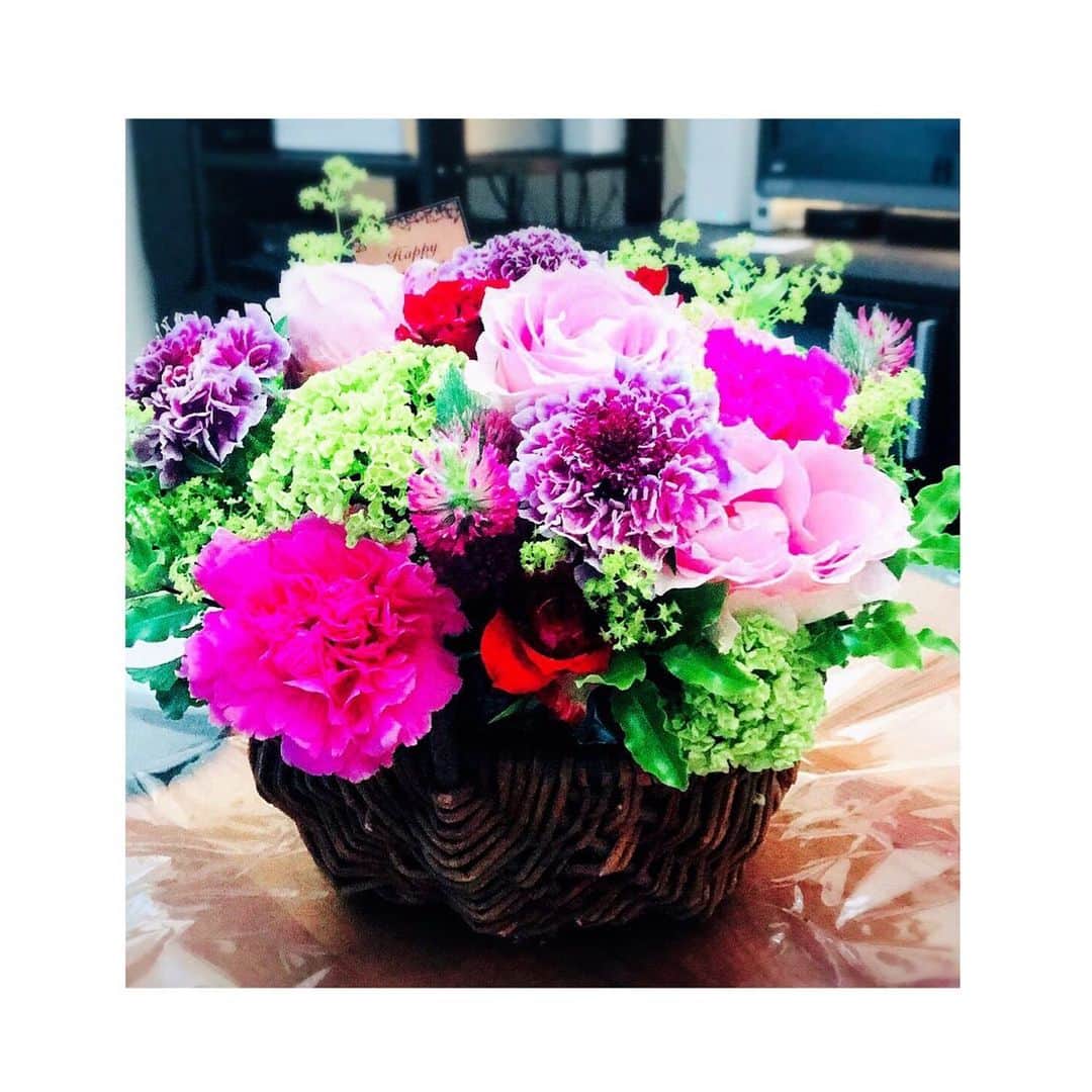 菊井彰子さんのインスタグラム写真 - (菊井彰子Instagram)「Happy Mother's day💐 いつもありがとうございます。 長生きしてください。  #母の日プレゼント  #母の日  #カーネーション  #happymothersday  #thedaffodilsflowershop」5月12日 15時52分 - yanakiku_kiku