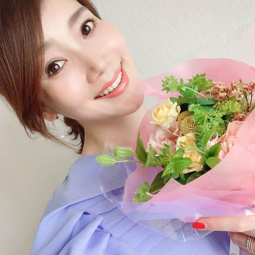 吉田美紀さんのインスタグラム写真 - (吉田美紀Instagram)「・ 今日は母の日🥀 娘からのとっても嬉しいサプライズ。 年々、涙腺が弱くなり困ったもんです。 ・ あなたのおかげで頑張れる！！ ・ こちらこそお母さんにしてくれてありがとう❤️ ・ 世の中のお母さま方、 Happy Mother's Day✨✨ ・ ・ #mothersday #happymothersday #thankyou #daughter #母の日 #ありがとう」5月12日 15時53分 - miki__yoshida