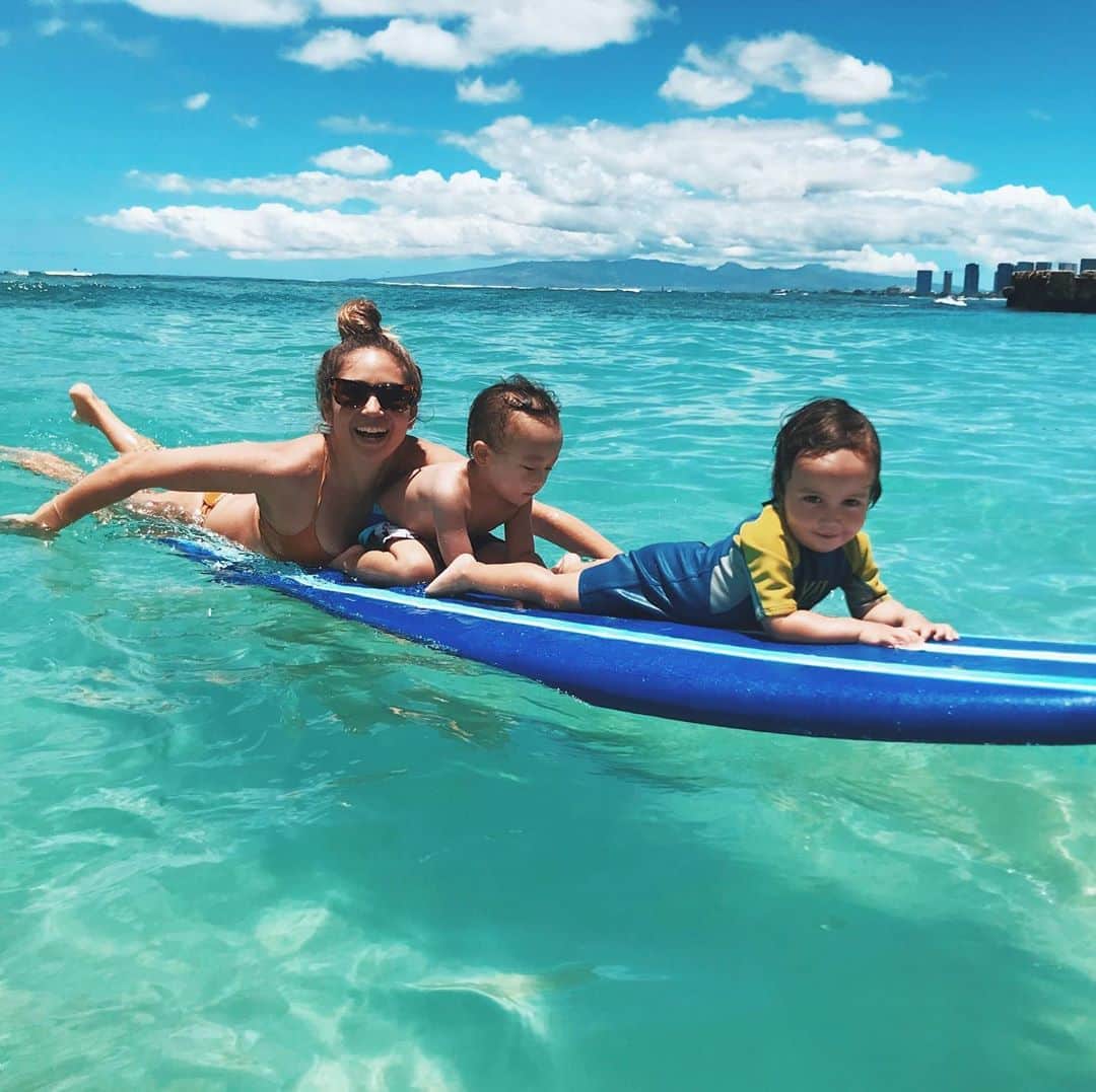 アリッサ ウーテンのインスタグラム：「Future surfer boys in the making 💦」