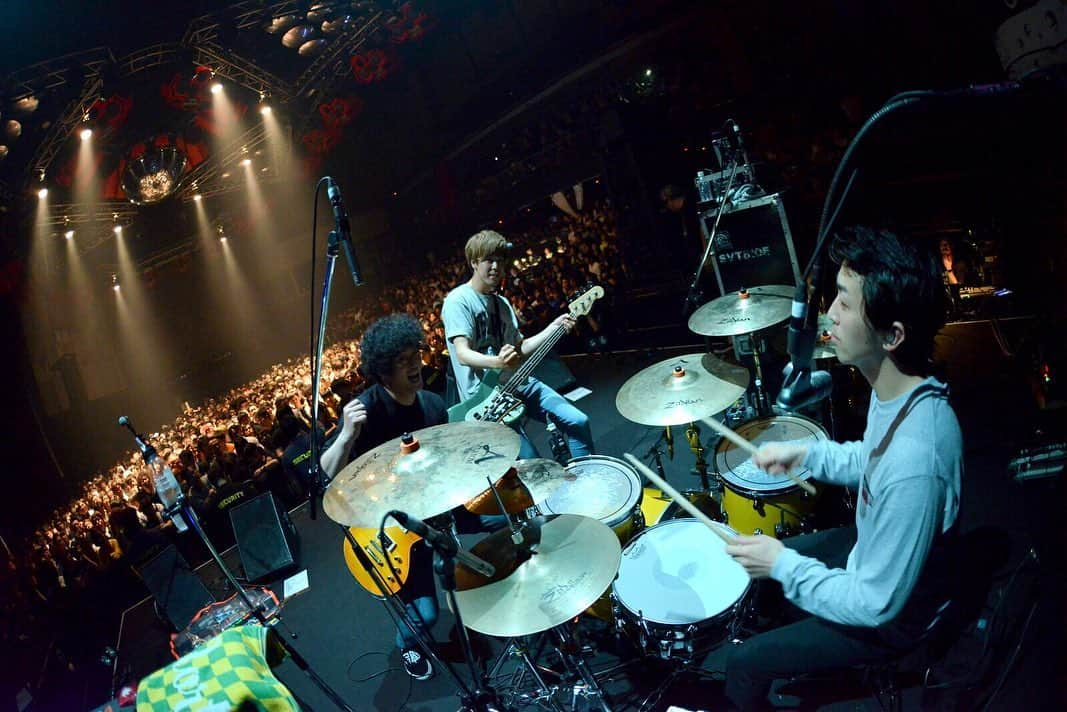 馬場豊心さんのインスタグラム写真 - (馬場豊心Instagram)「KOSHI ROCK GALAXY 2019 新体制になってまだ間もない頃、dustboxと同じ期間で一緒に合宿へ行きたいとお願いして、合宿へ行きました。 壮大が加入して初めて、対バンドとして関わった人達。 バンドを続けていく上で何が大切なのかを沢山教えて貰ったし、それをずっとやってきた人達だからこその昨日のKOSHI ROCKだったんだと思う。 本当にありがとうございました！ レコ発、そして20周年おめでとうございます！ ちなみに写真一枚目は本番直前、2人は余裕でポーズしてるけどおれは緊張ですぐ横にいるカメラにすら気づいてないという状況。表情が硬い笑  photo by 半田安政 @yasumasahanda」5月12日 15時59分 - northern19_bb