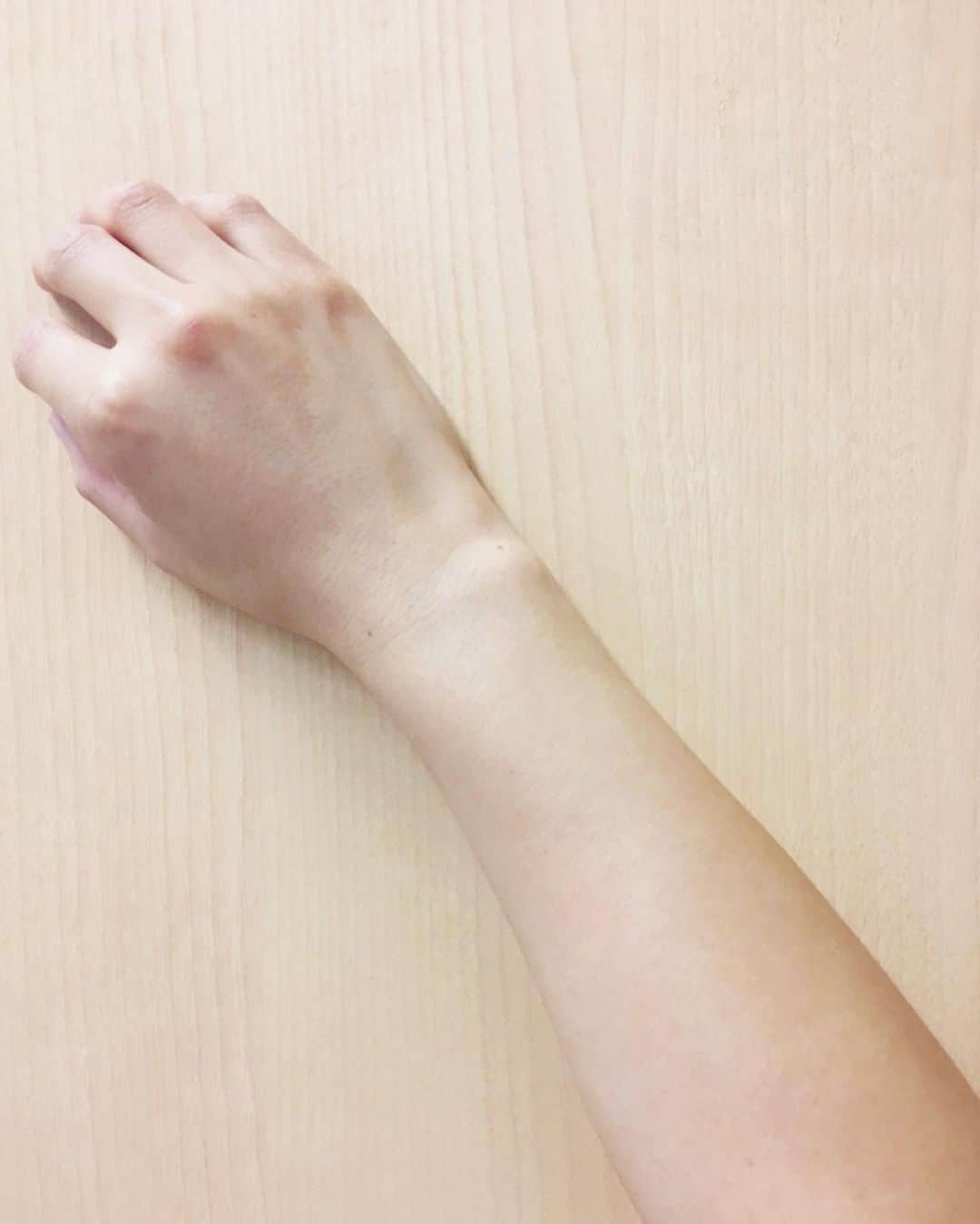 新田恵海さんのインスタグラム写真 - (新田恵海Instagram)「早くもドアと同じ色🌞  #すぐ日焼けしちゃう」5月12日 16時14分 - tnstagram1210