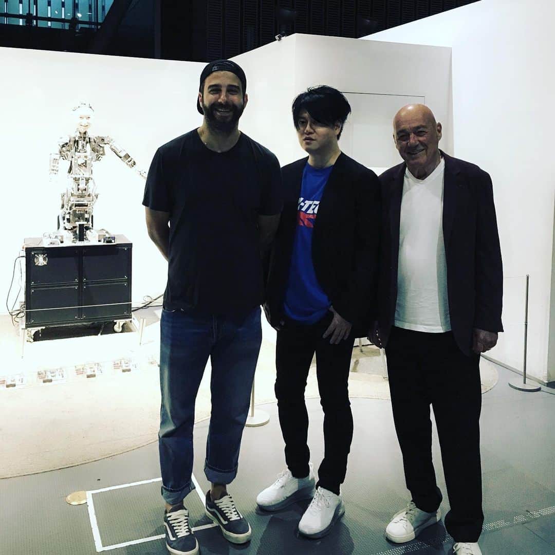 渋谷慶一郎のインスタグラム：「ロシア国営放送チャンネル1に出演しました。収録は東京の未来館で、番組のテーマは日本のアートやテクノロジー。僕が昨年発表したアンドロイドオペラ「Scary Beauty」を中心にアンドロイドと人間の違い、協働の可能性などについて話しました。 番組ホストの Ivan UrgantさんとVladimir Poznerさんはロシアでは知らない人がいないほど有名らしいでっす。モスクワは大好きだからいつかScary Beautyの公演したいと思う。 Appeared on Russian National Broadcasting Channel 1.  The film is recorded at Tokyo Future Museum, and the theme of the program is Japanese art and technology.  I talked about the difference between Android and humans and the possibility of collaboration, focusing on the Android Opera "Scary Beauty" that I announced last year. Two famous TV host Ivan Urgant and Vladimir Pozner from Channel 1 Russia are everybody know in Russia. I love Moscow, so I hope to play an android opera one day. #russia」