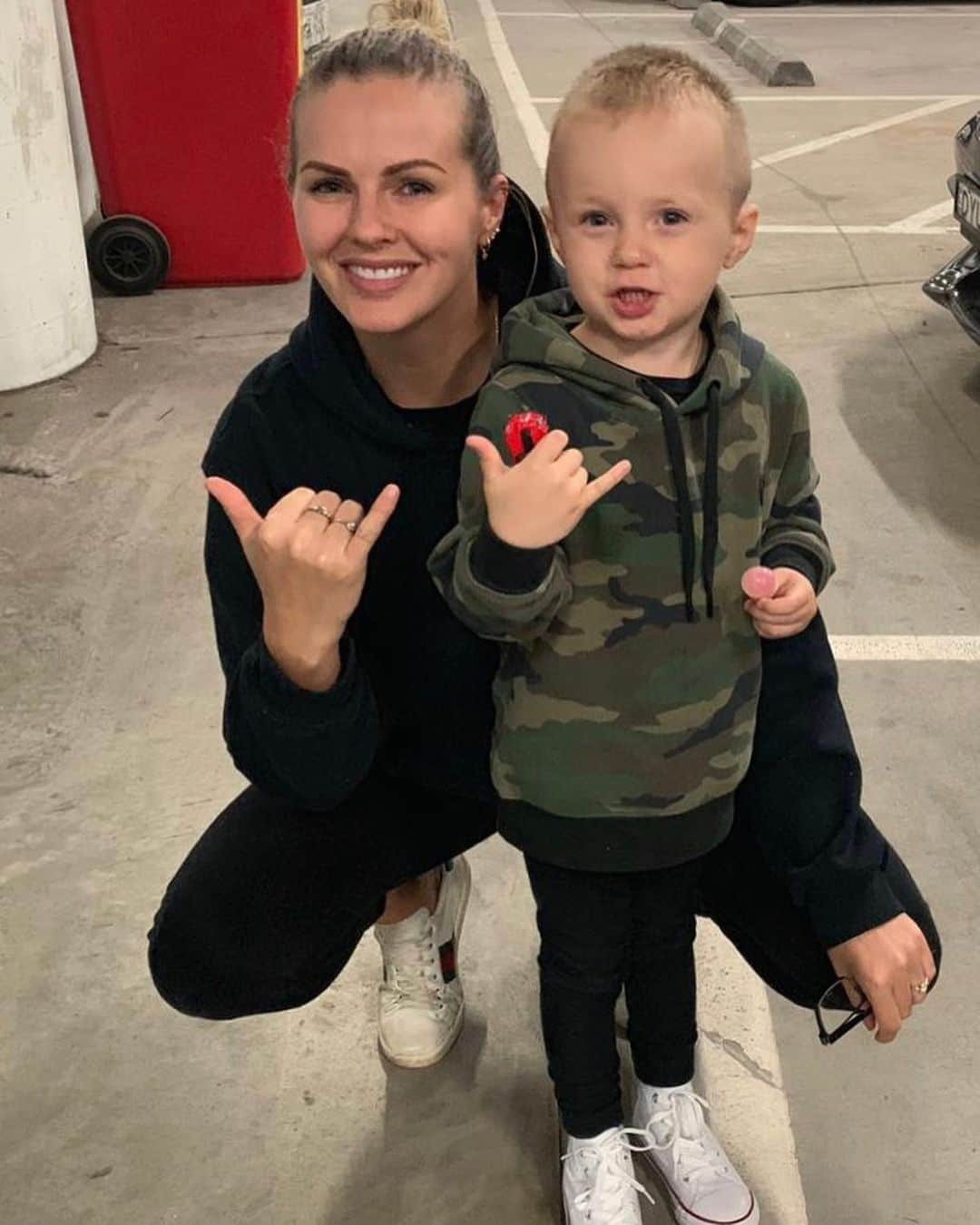 ミッチェル・デュークのインスタグラム：「HAPPY MOTHERS DAY! To all the incredible Mums out there (especially the two women in these pics ❤️) hope you all had a great day spending time with the Family! One thing I will never take for granted again after living overseas for 4 years!」