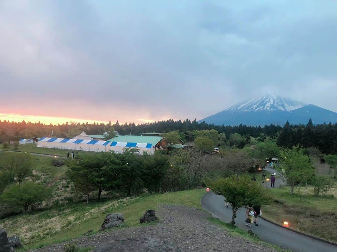 佐々木瞳さんのインスタグラム写真 - (佐々木瞳Instagram)「【FUJI&SUN'19】 ・ 今年初開催✨新しいキャンプフェス「FUJI&SUN'19」へ ・ 絶好のフェス日和🗻✨ 富士山を観ながら、musicを聞いても良し、キャンプしても良し、お店でビールや食べ物を買って食べても良し、芝生にねっ転がっても良し👍最高の環境が整っているのが、このフェスの魅力💖 ・ 私は、美味しいビール🍻とお肉🍖を味わいながら、 響くmusicを🎶とくに、竹原ピストルさんの歌が熱く、心にささりました😭✨ ひとみちゃんとの楽しい会話に💕 最高の時間でした☺️ ・ ひとみちゃん名言 「環境が一番のごちそう✨」 まさに😍‼️ #fujiandsun #フェス #キャンプフェス #富士山 #music #音楽 #フェス好きな人と繋がりたい #音楽好きな人と繋がりたい #岡山牛 #めちゃうま #3回おかわりしたよ  #今年2回目のフェス #最高の時間をありがとう」5月12日 16時18分 - hitomihappygirl1026
