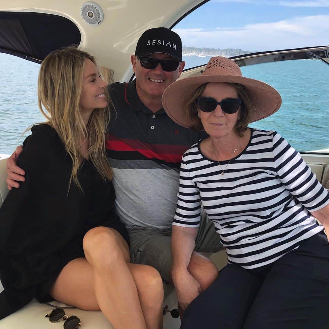 ジェニファー・ホーキンスのインスタグラム：「Happy Mother’s Day to all the lovely mum’s out there! And to my beautiful, caring mum @hawkins_gail ... we all love you so much! You’re a true gem. 💕」