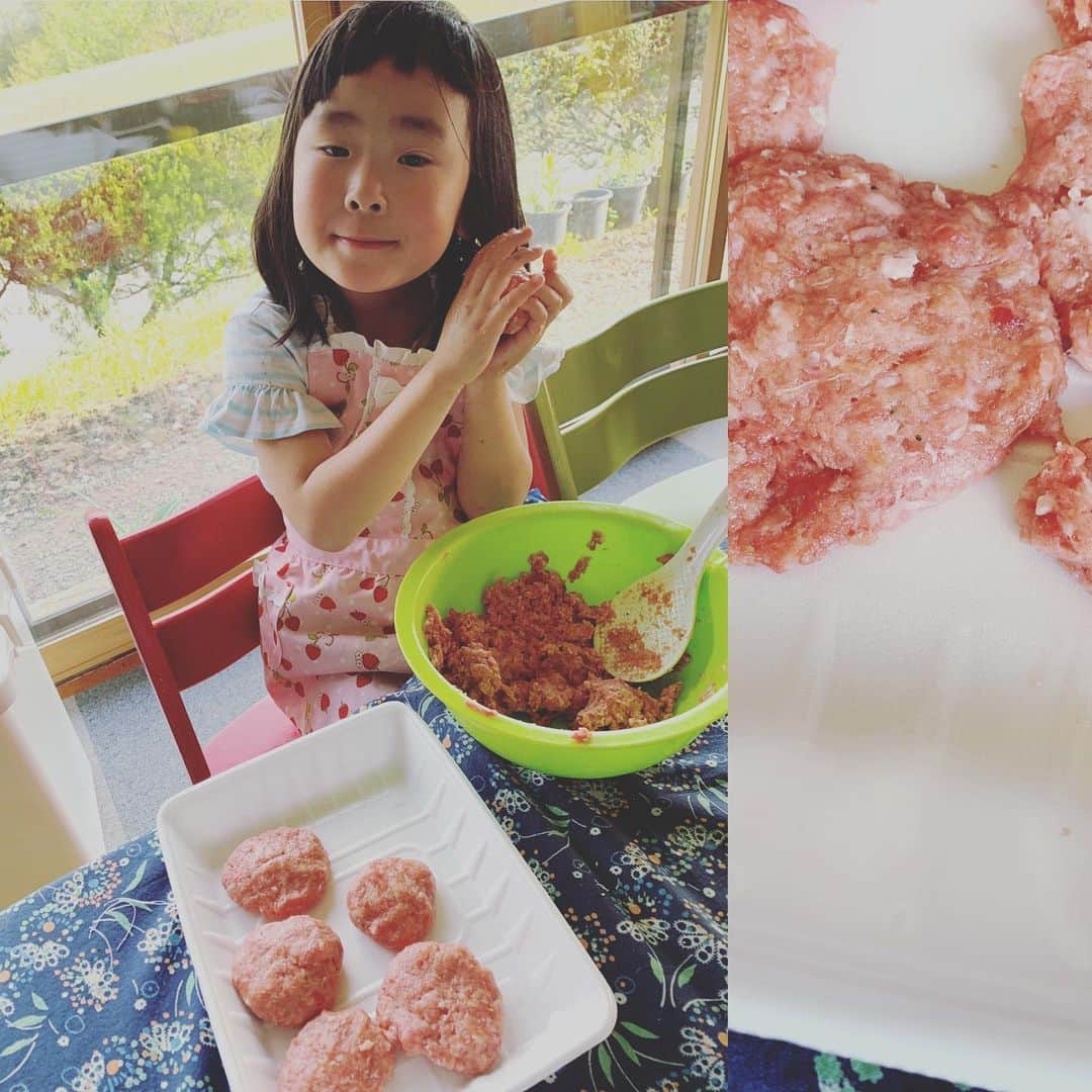 都竹悦子さんのインスタグラム写真 - (都竹悦子Instagram)「今日が母の日だから、というわけではないのですが  娘がハンバーグをお手伝い。  息子も生まれて初めてハンバーグを！写真右。  幸せな日曜日。  #母の日 #2019年5月12日 #5歳5ヶ月 #3歳4ヶ月」5月12日 16時22分 - etsukotsuzuku