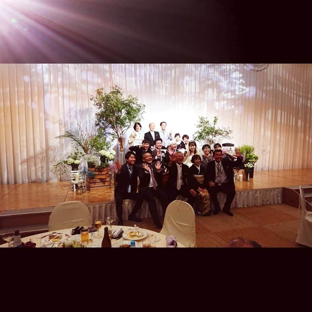 松本隆博のインスタグラム：「。 大分県トキハ会館でしたー ヽ(^o^)丿 渉さん愛美さん！ ご結婚おめでとう🎊 お幸せに～ オルゴール と かぞく 歌いました♪」