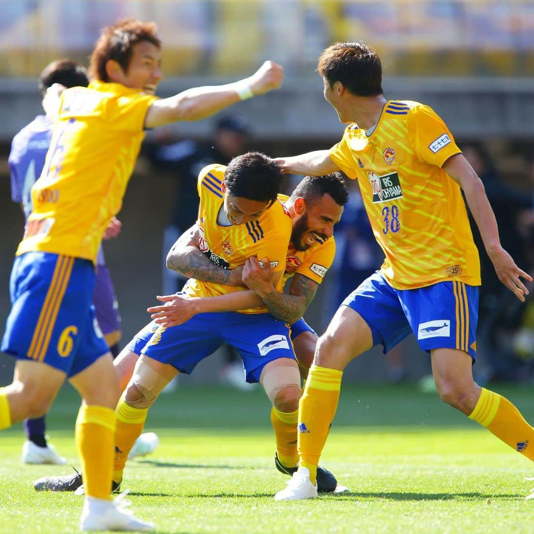 Goal Japanさんのインスタグラム写真 - (Goal JapanInstagram)「. ＼再びホームで劇的勝利🔥／ 松下が移籍後初ゴールとなる逆転弾を決める⚽️ (Photo:J.LEAGUE) . 🇯🇵#明治安田生命J1リーグ 第11節 🆚#ベガルタ仙台 2-1 #サンフレッチェ広島 ⚽️#ドウグラスヴィエイラ(2分)、#ハモンロペス(86分)、#松下佳貴(90+3分) . #soccer #football #jleague #J1 #vegaltasendai #sanfrecce #sanfreccehiroshima #サッカー #フットボール #Jリーグ #コトシハJガハンパナイ #⚽️」5月12日 16時27分 - goaljapan