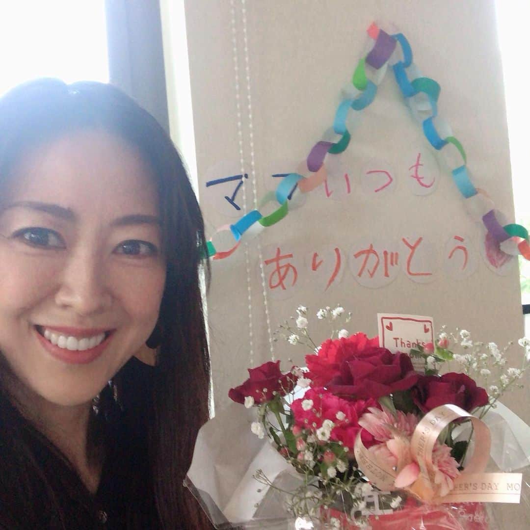 榊ゆりこさんのインスタグラム写真 - (榊ゆりこInstagram)「母の日 私の留守中にお花と飾りを用意してくれました💐 こういうイベントがうれしい年頃😆💕 #母の日#母の日ギフト#アラフィフモデル#気分上がる」5月12日 16時33分 - yuricosakaki