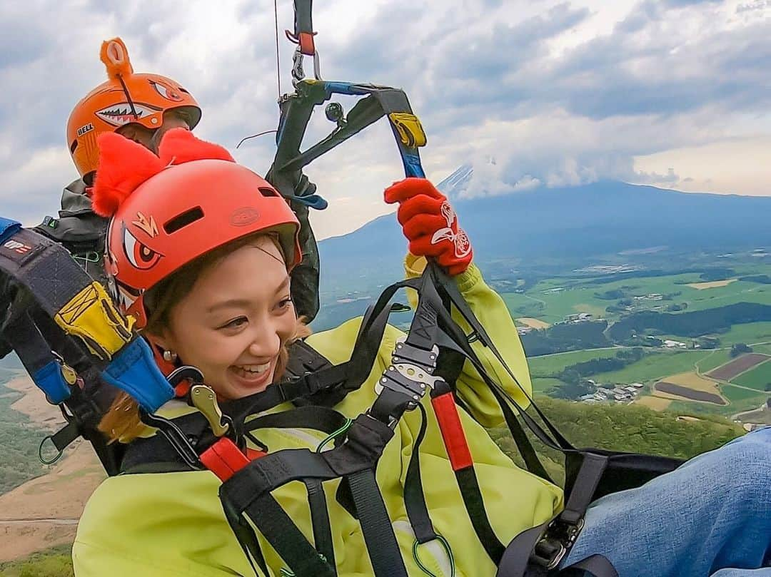 近藤あやさんのインスタグラム写真 - (近藤あやInstagram)「GoPro片手に空の旅！🎈😋 . プライベートで、アクティ部な友人たちと #パラグライダー してきた🎈😎🌈 天気良かったのにちょーど富士山に雲がかっちゃって惜しいわーー😂✊✊🎈 また、お天気いい日にリベンジすっぞっ👀✊⛰✨✨ . #GoPro #HERO7 #ゴープロ #gopro片手にどこへでも 🌈🌈」5月12日 16時30分 - doraemontoaya