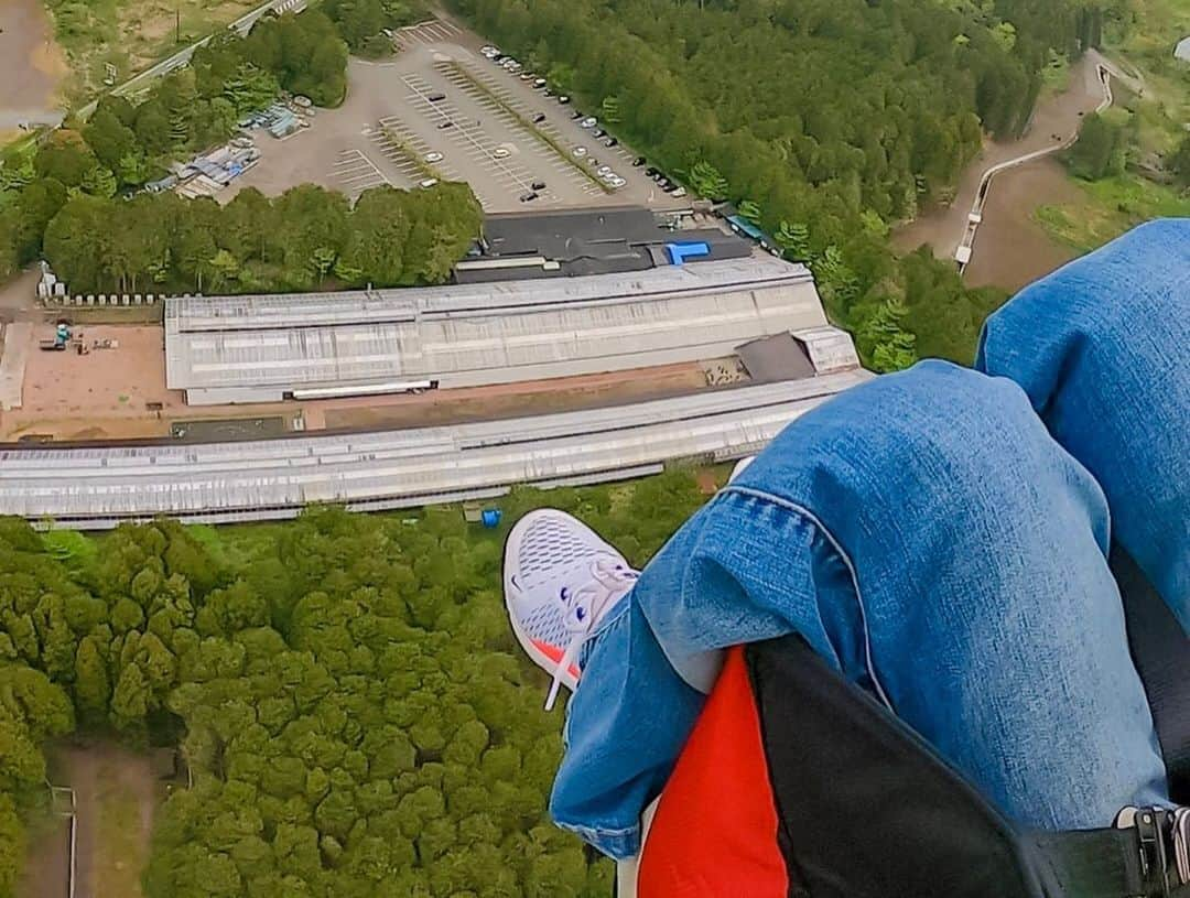 近藤あやさんのインスタグラム写真 - (近藤あやInstagram)「GoPro片手に空の旅！🎈😋 . プライベートで、アクティ部な友人たちと #パラグライダー してきた🎈😎🌈 天気良かったのにちょーど富士山に雲がかっちゃって惜しいわーー😂✊✊🎈 また、お天気いい日にリベンジすっぞっ👀✊⛰✨✨ . #GoPro #HERO7 #ゴープロ #gopro片手にどこへでも 🌈🌈」5月12日 16時30分 - doraemontoaya