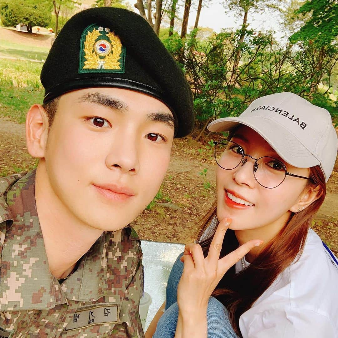 BoAのインスタグラム：「우리 기범이~ 군복도 잘 어울린다~~ 또 올게~ ;) @bumkeyk」