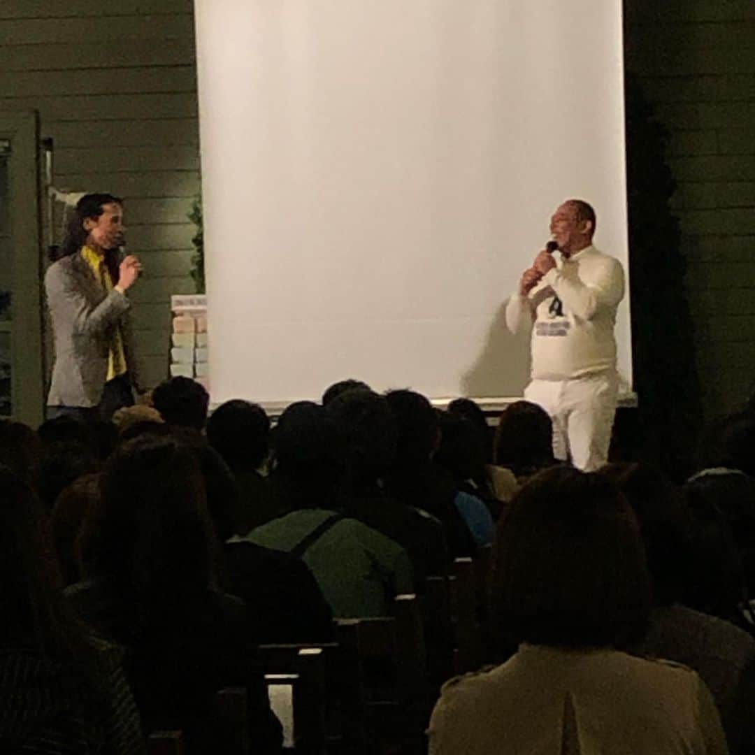 センターうるしのインスタグラム：「先輩のトム・ブラウンさんの単独公演で北海道に行ってきましたー😄 お手伝いとコントに出させてもらいました。 いつも参加させてもらって、ありがたき幸せです😆✨ トークライブもネタのライブも2日間 大盛り上がりでした✨✨ ご来場いただいたお客様ありがとうございます‼️ 久々の北海道でテンション上がりました 北海道めっちゃええねん😊  #トムブラウン #蟹パーティー仲山 #かぎしっぽ #gg氏原 #センターうるし #北海道 #時計台ホール #がちょんライブ」