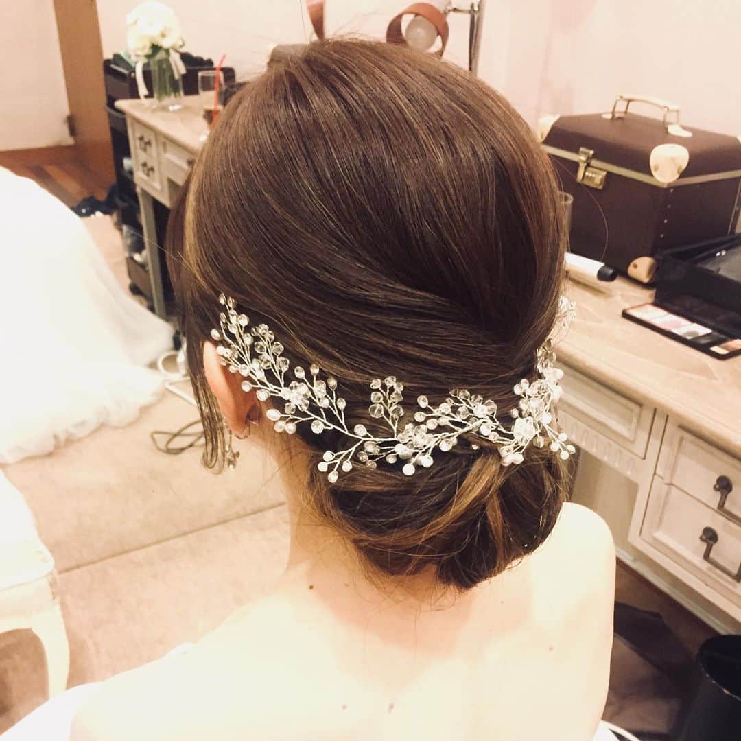 ウェディングプロデュース ラリアンスのインスタグラム：「シンプルなシニョンスタイル✨  ビジューの髪飾りがとても綺麗に映えるヘアスタイルです💐  wedding👰🌿 ・ ・ ・ ・  #神楽坂ウェディング #レストランウェディング #KADODE芝大門店 #ウェディングヘア #下めシニョン #シンプルヘアスタイル #ウェディング」