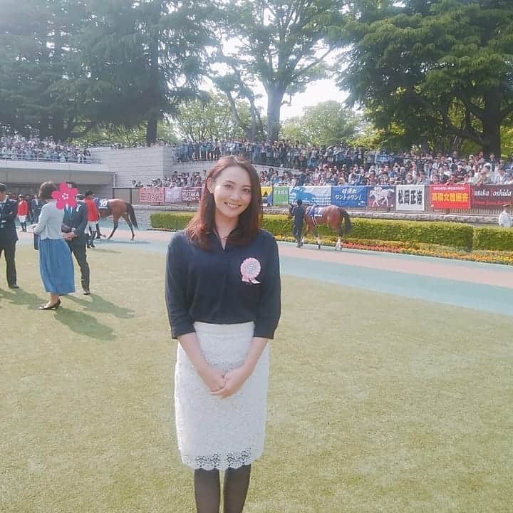 のインスタグラム：「まなみんが誘ってくれて東京競馬場に行って来たよ🐴︎︎✨︎︎パドックに入らせていただけて幸せでした︎︎❤︎︎まなみんが素敵に撮ってくれたので載せますね😂📷 #ヴィクトリアマイル #g1 #馬券は久しぶりに負けたけどいいのいいの😊 #🐴 #🐎 #🏇 #🏁🏇🏇🏇🏇🏇 #東京競馬場 #競馬 #馬女 #馬大好き #お馬さん #競馬女子 #パドック #馬好き #馬好きな人と繋がりたい #人多い #お馬さん大好き #lovehorses #horselove #umajo #tokyoracecourse #keiba #racecourse #horseracing」