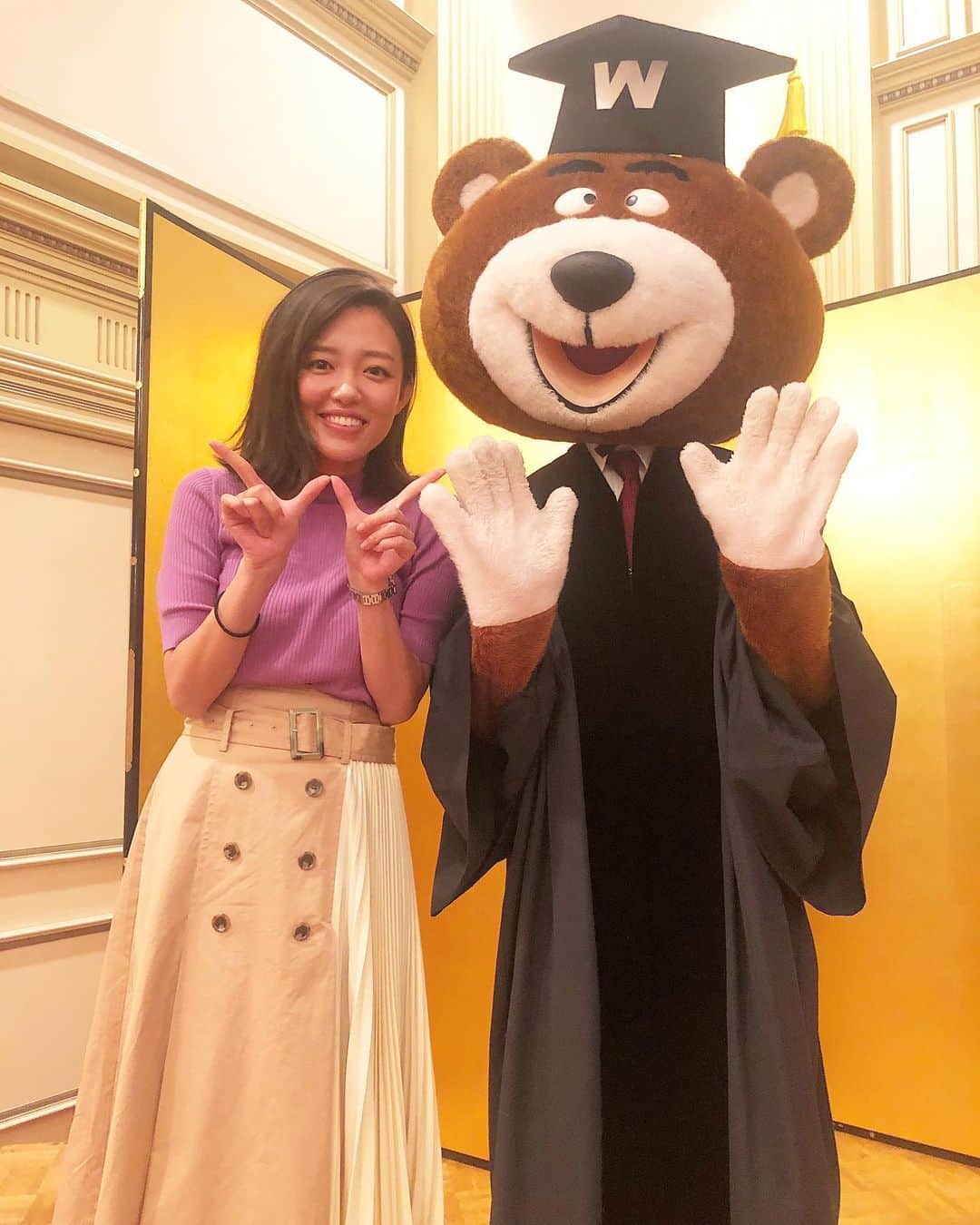阿部優貴子のインスタグラム：「新人歓迎会で早稲田のマスコット、WASEDA BEARを発見。🧸 思ってたより細身で長身…😂 そして、個人的にはもっとムッとしてる顔の方がすき。笑 * #あべゆき大学院life #wasedabear」
