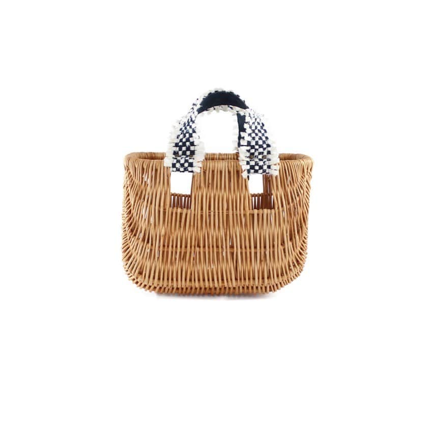 のインスタグラム：「rosa mosa basket 💼 with handwoven straps; comes with a one of a kind furoshiki to cover its content ~ link in bio ~ #navyandwhite #whiteandnavy #basketbag #picnic #beachfashion #holiday #rosamosa #janebirkin」