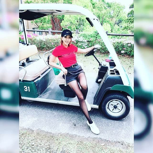 ANDOMAHOのインスタグラム：「🐯❤️❤️❤️❤️⛳️ ． #tigerwoods #code . @jlindebergofficial  @jlindebergsport  @nikegolf  @descentegolf . 黒いストッキングは日焼け とパンチラ防止🤫笑 ． ． #ゴルフ#ゴルフ女子#ゴルフウェア #ゴルフコーデ #ゴルフウェア#ゴルフ大好き#アラサーコーデ#20代ゴルファー #ママゴルファー#ママの休日#スポーツ女子#ナイキコーデ #タイガーウッズ #赤コーデ#美脚#美脚トレーニング#美脚になりたい #ゴルジョモ #golfwear#golfgirl#golfswing#golffashion#goljomo#vg_fashion」