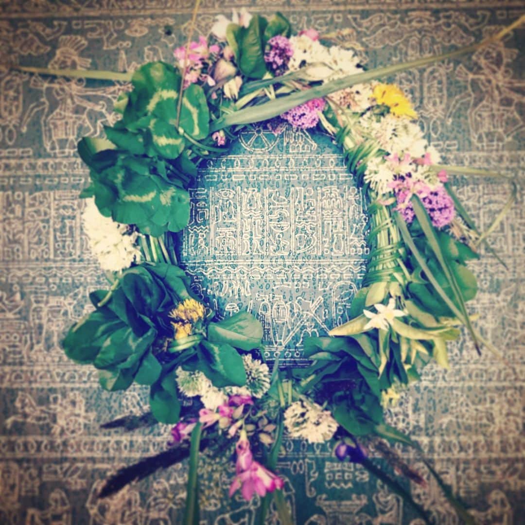 鶴田真由さんのインスタグラム写真 - (鶴田真由Instagram)「お家の庭で積んだお花で氏神様に感謝のご挨拶✨🌺✨」5月12日 16時52分 - mayutsuruta