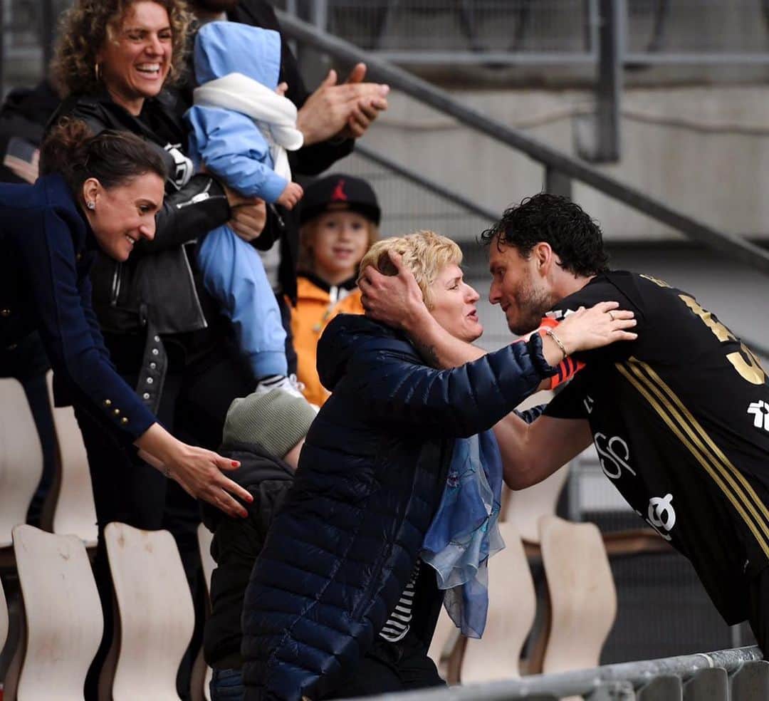 ペルパリム・ヘテマイのインスタグラム：「Look at the joy one goal can bring not only to my mother but my siblings, too. I’m so happy my brother scored just at the right time, a perfect pre-present for mother’s day celebration.  Happy Mother’s Day to all mothers out there. Especially to my mom!❤️ 📸 : Markku Ulander」