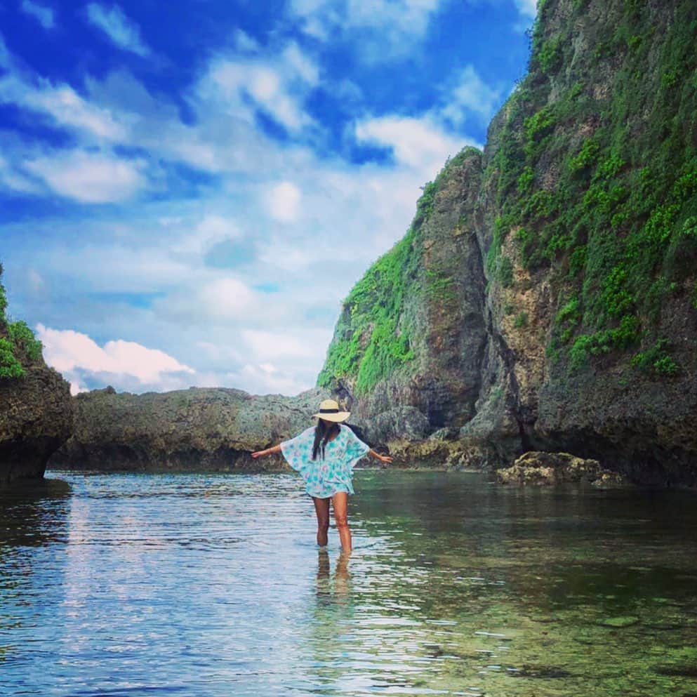 福田朋夏さんのインスタグラム写真 - (福田朋夏Instagram)「宮古島は綺麗でパワーがある場所ばかりで楽しいー✨住みたいくらい好き✨ #okinawa #miyakoisland #islandlife @mikauchimoto」5月12日 16時54分 - tomoka_fukuda