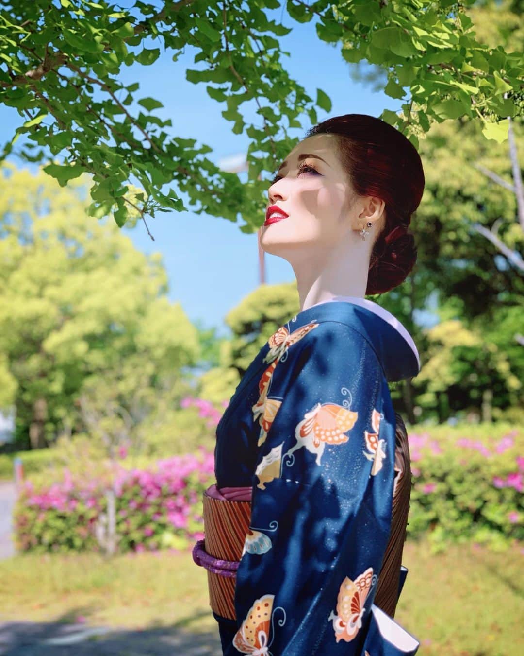 五月千和加さんのインスタグラム写真 - (五月千和加Instagram)「. 緑葉🌱が美しい季節 . #kimono #着物 #千葉県 #市原市 #公園 #japan #park #nature #自然 #着付け #うなじ #和装ヘア  #シニヨン #シニヨンヘア #haircolor #hairstyle #hairarrange #赤髪 #和風」5月12日 16時54分 - satsuki_senwaka
