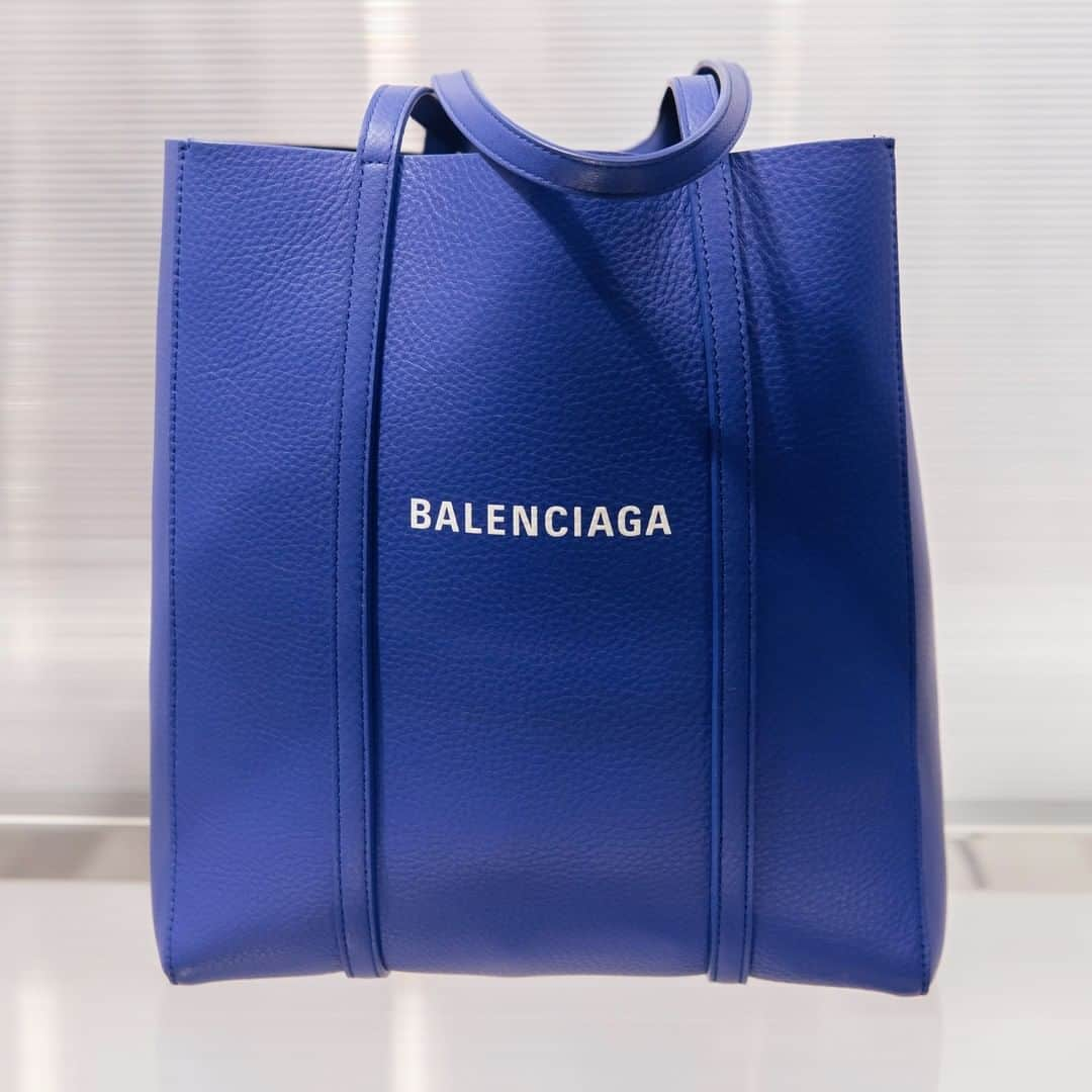 セルフリッジズさんのインスタグラム写真 - (セルフリッジズInstagram)「Needs no introduction | @balenciaga (and more of your fave brands) available in the new Accessories Hall in #SelfridgesTrafford on LG - see you there . . . Also available in #SelfridgesLondon and #SelfridgesBirmingham #Balenciaga #BagAddict #BagLover」5月12日 17時00分 - theofficialselfridges