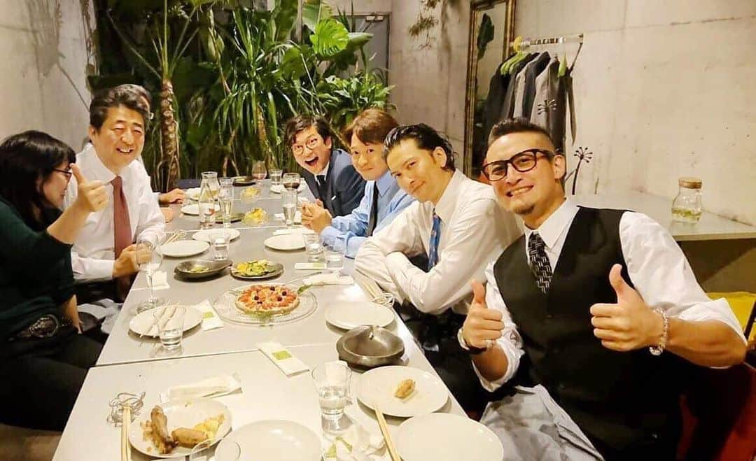 安倍晋三さんのインスタグラム写真 - (安倍晋三Instagram)「TOKIOの皆さんと再会しました。#福島 復興のために頑張ってくださっています。話に花が咲き、本当に楽しいひとときを過ごすことができました！ . #TOKIO の皆さんと#pizza 🍕 #TOKIO兄さん #兄貴 #松岡昌宏 さん #長瀬智也 さん #国分太一 さん #城島リーダー #ありがとうございました  #笑顔 で#記念写真 📸 #ジャニーズ #鉄腕DASH #DASH村 #ふくしまプライド #TOKIOカケル #ウマーベラス #ソーリメシ #飯スタグラム  #あべちゃん#ピザ  @shinzoabe」5月12日 17時00分 - shinzoabe