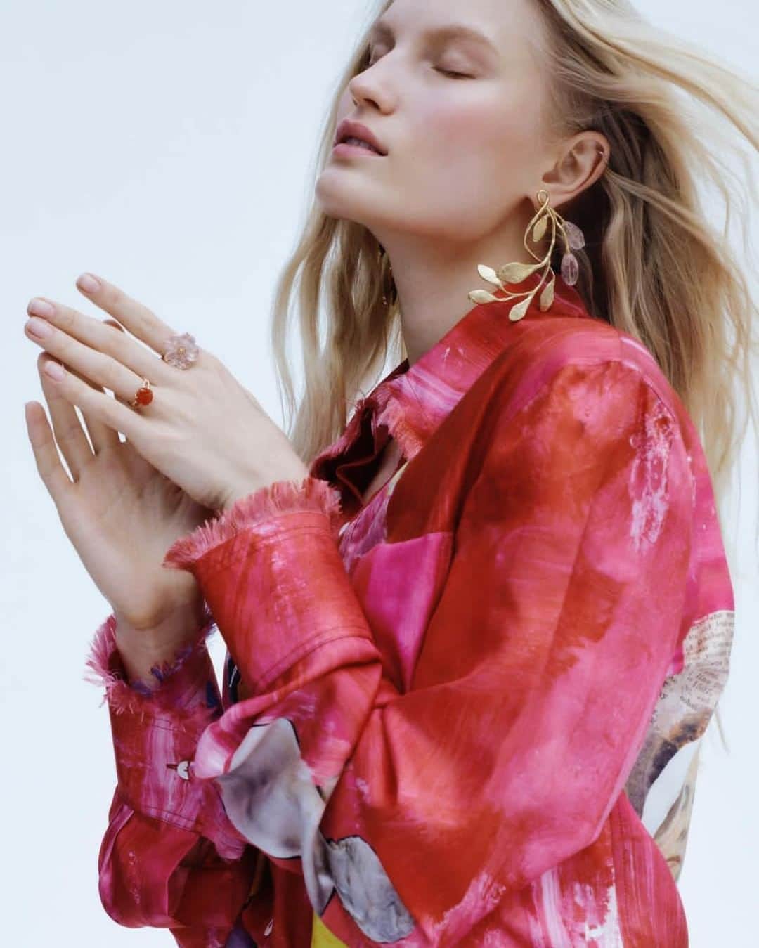 グーセンス パリのインスタグラム：「Leaves earrings from our Tribute to Robert Goossens collection. . . #📸 by @annepqe. Styled by @marinechaumien (assisted by @justinebleicher & @julietreverger) for @grazia_fr . #Goossens #earrings #yellow #gold #brass #rockcrystal #tribute」
