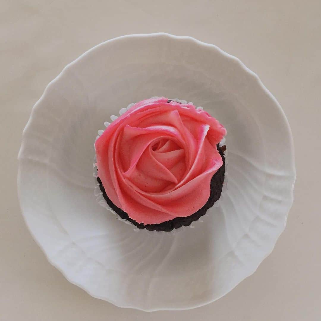 大手小町さんのインスタグラム写真 - (大手小町Instagram)「ユニコーベーカリーのローズカップケーキ！可愛らしい〜。他のお客さんが「キャロットケーキ美味しいんだよ亅と、話しているのが聞こえたので、キャロットケーキも買っちゃいました。 #otekomachi #おやつ便り #東京散歩 #東京さんぽ #国立市 #スイーツ #sweets #女子旅 #女子ひとり旅 #大手小町」5月12日 17時05分 - otekomachi