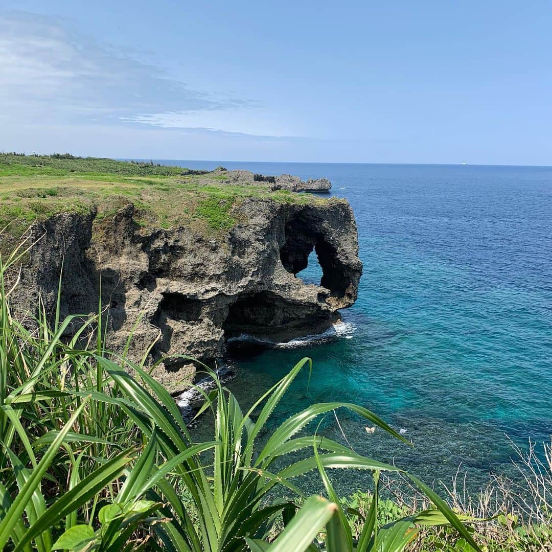 中島早貴さんのインスタグラム写真 - (中島早貴Instagram)「いやいや綺麗すぎでしょ😭 #しましまスノーケリングツアー 帰るまでがツアーです。 思いっきりたのしんでまーす🙋‍♀️ - #万座毛 #沖縄」5月12日 17時17分 - saki__nakajima__uf