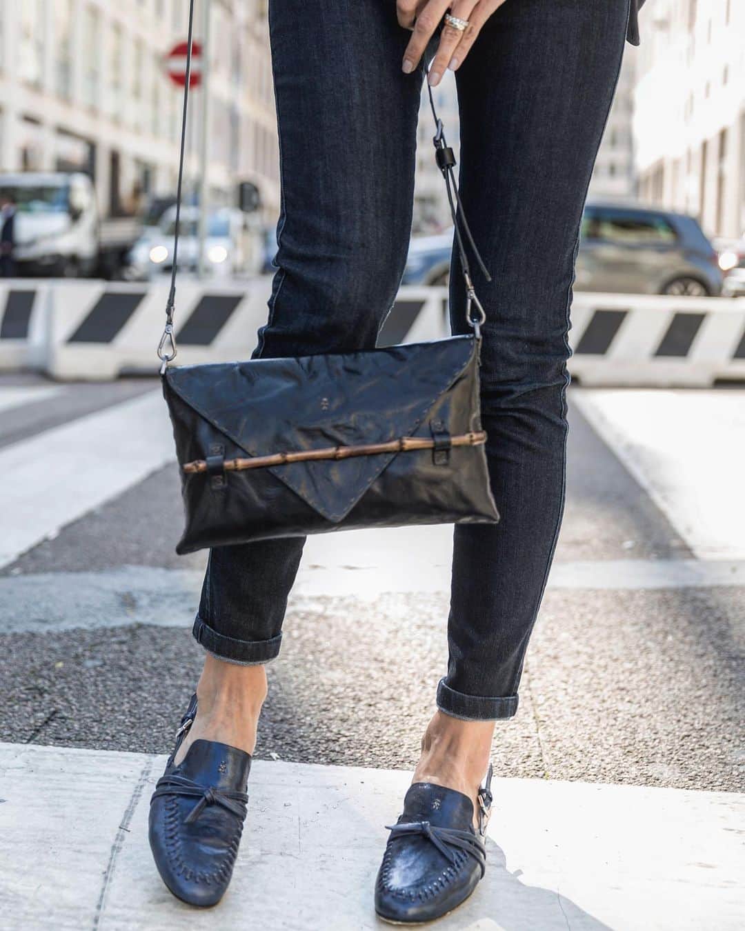 エンリーベグリンのインスタグラム：「Urban style by Henry Beguelin.  #henrybeguelin#handmade#vegtannedleather#bag#shade#bambu#pieghetato#chanel#slippers#inchiostro#color#」
